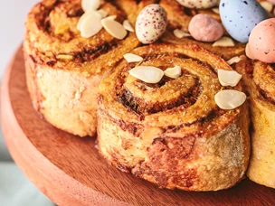 imagem de folar de maçã com canela e amência e ovos coloridos de páscoa