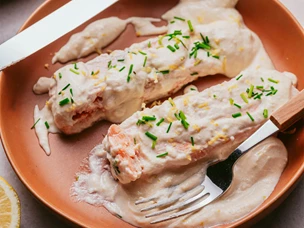 Lombos de salmão na frigideira com molho cremoso de limão e alho