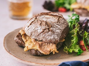 Bifanas de porco em pão escuro de centeio com salada