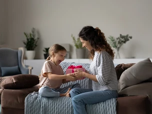 Mulher e criança com presente