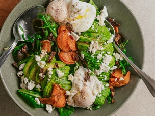 Receita de bowl de salada de abacate e ovo escalfado