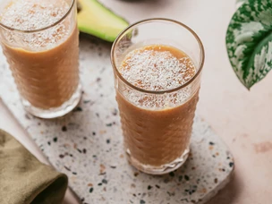 Receita de batido saudável servido num copo