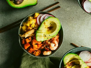 Poke bowl de batata doce, camarão e manga