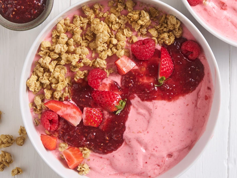 imagem de bowls de banana, frutos vermelhos e geleia de chia