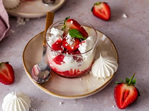 imagem de Morangos com iogurte e suspiros