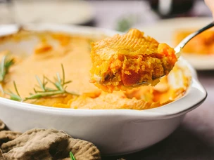 Empadão de coelho servido numa travessa de forno branca