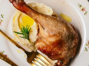 Pato Confitado com Puré Trufado