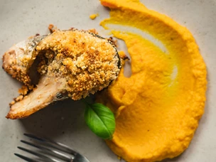 Robalo crosta amêndoa e puré de cenoura