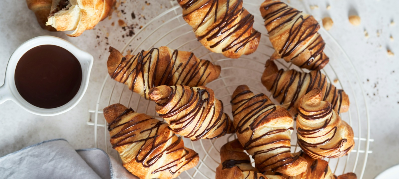 Croissants com recheio de chocolate e avelã